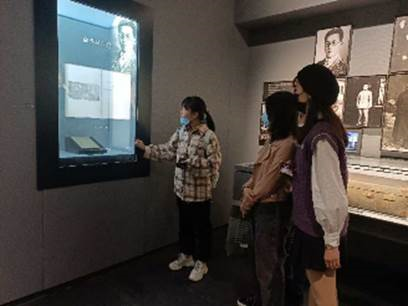 人, 屋内, 立つ, 男 が含まれている画像

自動的に生成された説明